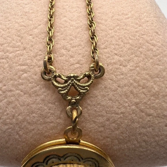 Vintage 1928 Pink Rose Locket on a gold tone chain - Picture 4 of 12